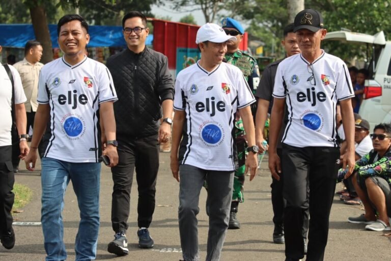 Bupati dan Wakil Bupati Lampung Utara Hadiri Final Turnamen Sepak Bola HUT ke-79 dan Tutup Secara Resmi Rangkaian Pertandingan di Lapangan Kimal