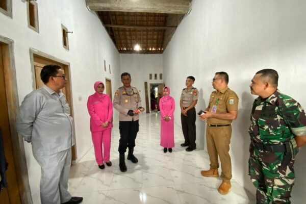 Kapolda Lampung Bedah Rumah personel Polres Way Kanan