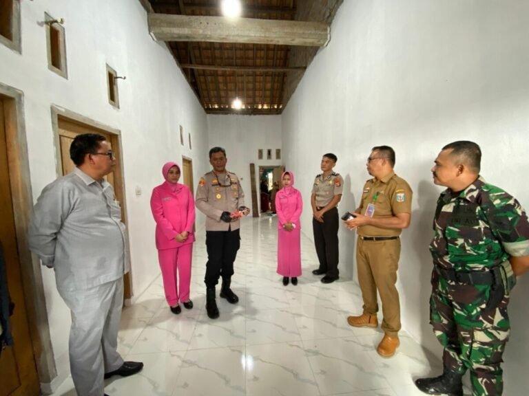Kapolda Lampung Bedah Rumah personel Polres Way Kanan