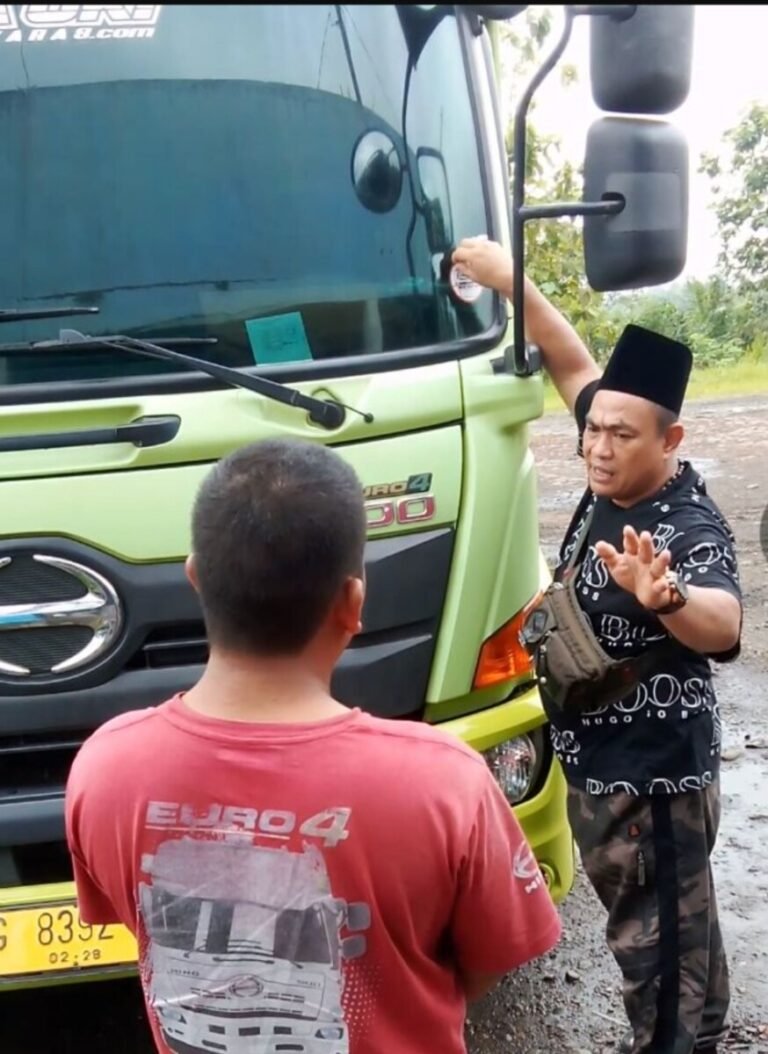 DIREKTUR UTAMA PT. KBS Konsisten Lakukan Pengecekan Stiker Mitra Armada Batu Bara di Lampung Utara                                👇👇👇