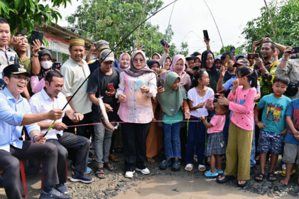 Ikut Mancing dan Bakar Lele di Lokasi Jalan Rusak, Bupati Egi Janji Perbaiki Tahun Ini