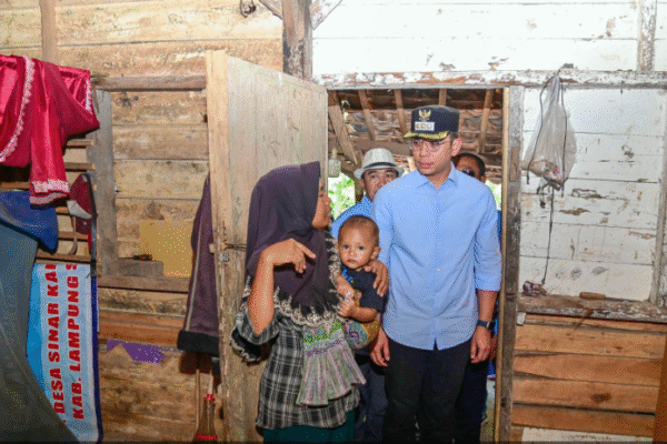 Bupati Egi Serahkan Bantuan Bedah Rumah kepada Warga Desa Budi Lestari