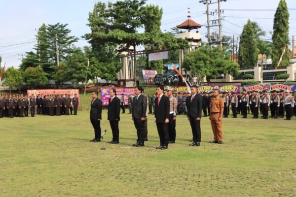Hari Bhayangkara Ke-79, Sebanyak 72 Personel dan 2 Masyarakat Terima Penghargaan Dari Kapolres Lampung Utara