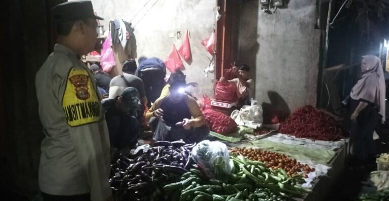 Patroli di Pasar Baradatu, Bhabinkamtibmas Jalin Silaturahmi Beri Himbauan ke Pedagang Sayur