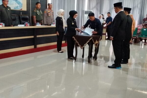 Bupati Ayu Asalasiyah Melantik Machiavelli HT sebagai Sekretaris Daerah Kabupaten Way Kanan