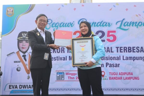 Direktur Operasional MURI, Yusuf Ngadri, secara langsung menyerahkan piagam penghargaan kepada Wali Kota Bandar Lampung, Hj. Eva Dwiana.