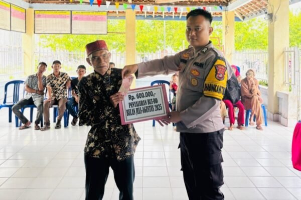 BLT Dana Desa Disalurkan, Polsek Negeri Besar Kawal Penyaluran di Aula Balai Kampung Kiling – Kiling