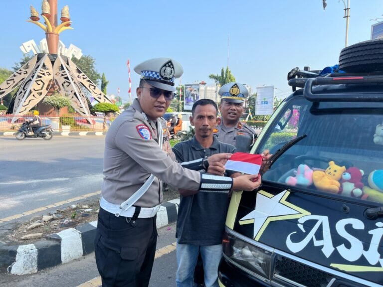 Merah Putih Untuk Negeri, Satuan Lalu Lintas Polres Lampung Utara Bagikan Bendera Ke Pengendara
