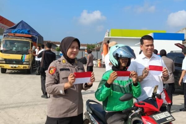 Merah Putih Untuk Negeri, Direktorat Intelkam Polda Lampung Bagikan Bendera Ke Pengendara