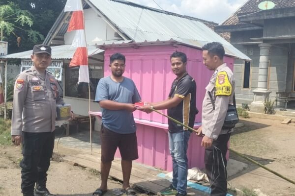 Jelang HUT RI Ke-80, Polisi Bagikan Bendera Merah Putih di Banjit