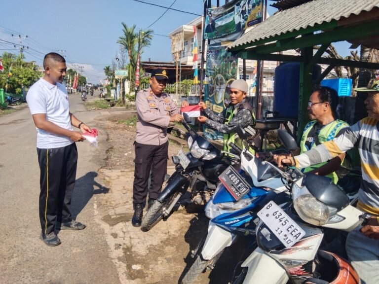 Jelang HUT RI Ke-80, Polsek Kasui Bagikan Bendera Merah Putih ke Masyarakat
