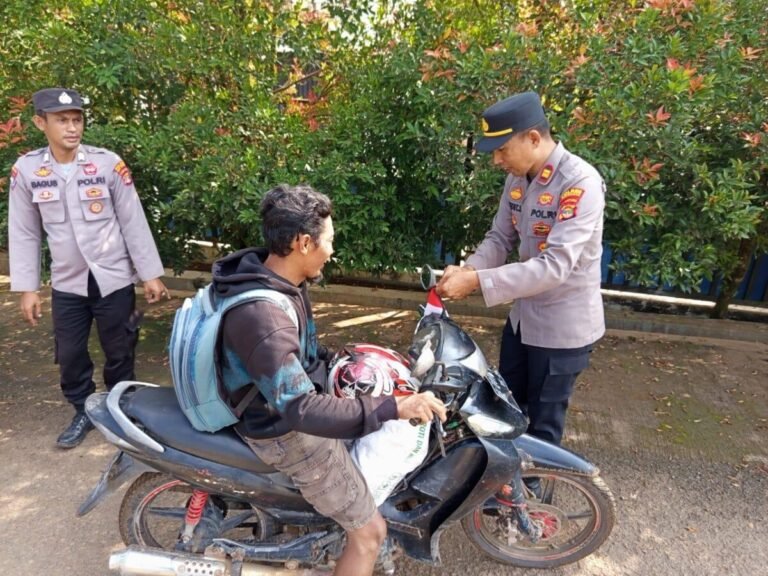 Polsek Rebang Tangkas Bagikan Bendera Merah Putih Ke Warga