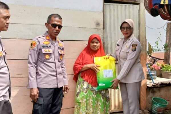 Aksi Jumat Berkah, Kapolres Way Kanan Salurkan Bansos Kepada Warga Kurang Mampu