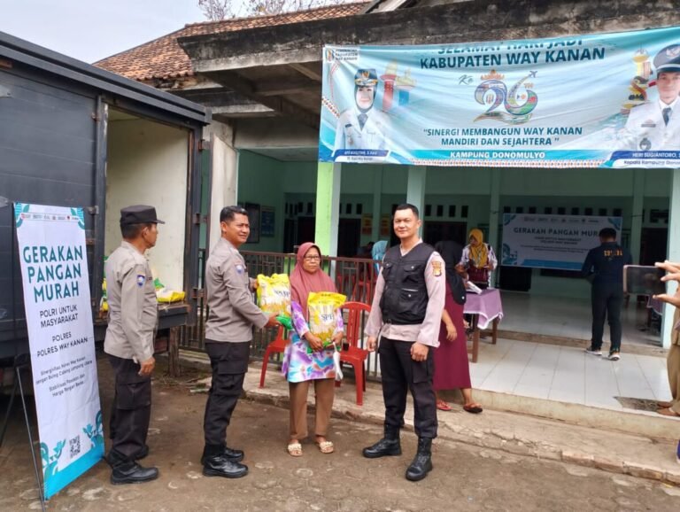 Polres Way Kanan Gelar Gerakan Pangan Murah di Balai Kampung Donomulyo