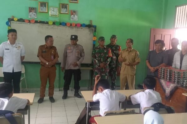Polsek Buay Bahuga Monitoring Pembagian MBG Sekaligus Berikan Binluh Ke Pelajar Sekolah