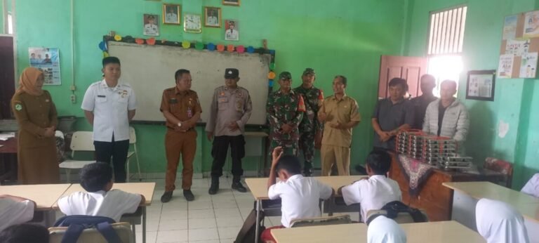 Polsek Buay Bahuga Monitoring Pembagian MBG Sekaligus Berikan Binluh Ke Pelajar Sekolah
