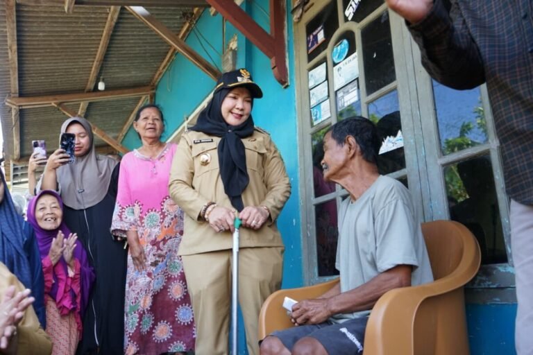 Wali kota bandar Lampung Hj.eva Dwiana berikan bantuan lansung pada warga di beberapa desa