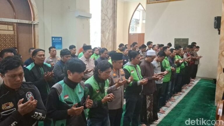 Kapolresta Bogor dan Komunitas Ojol Gelar Salat Gaib Doakan Affan Kurniawan