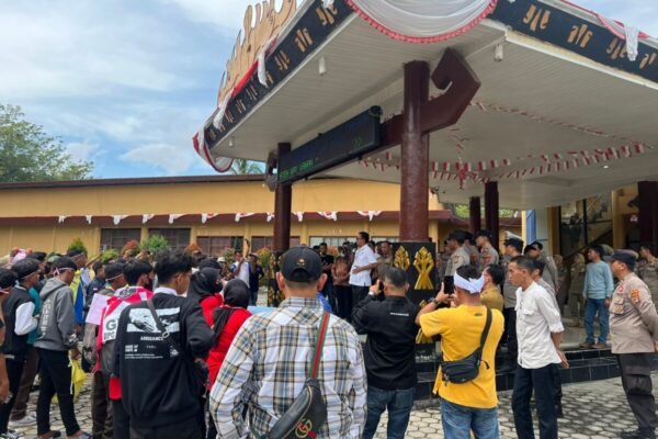 Sambut Aksi Damai di DPRD Way Kanan, Polisi Ajak Mahasiswa Bergandeng Tangan Jaga Kamtibmas