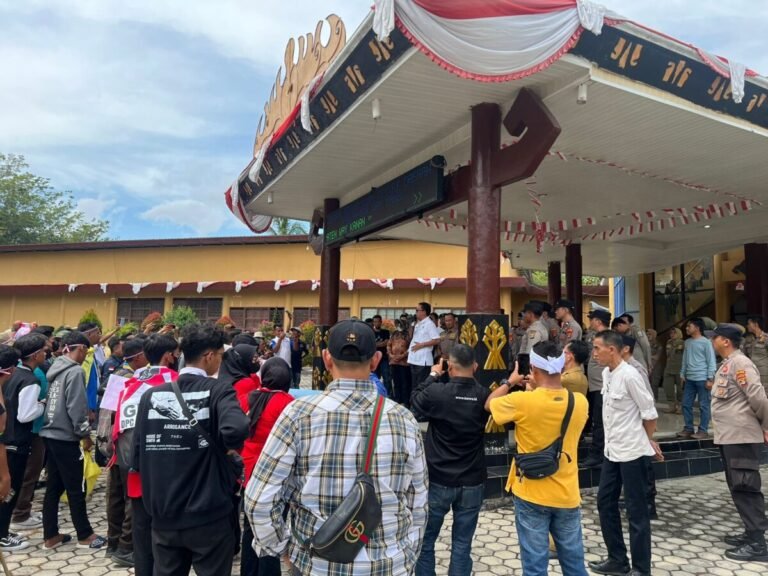 Sambut Aksi Damai di DPRD Way Kanan, Polisi Ajak Mahasiswa Bergandeng Tangan Jaga Kamtibmas