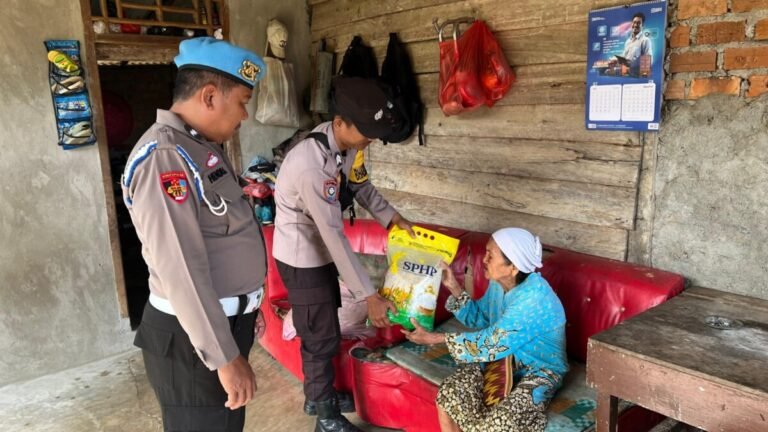 Polri Untuk Masyarakat, Kapolres Way Kanan Salurkan Bansos Kepada Warga di Umpu Semenguk