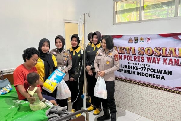 Polwan Polres Way Kanan Gelar Bakti Sosial dan Jenguk Pasien Anak di Blambangan Umpu