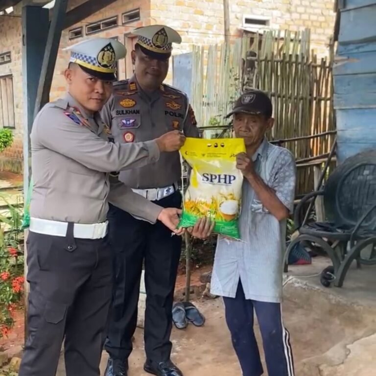 Jumat Berkah, Satlantas Polres Way Kanan Berbagi Sembako Kepada Warga di Umpu Semenguk