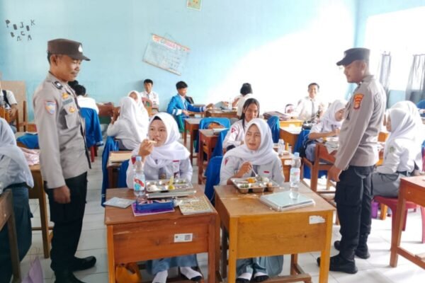 Bhabinkamtibmas Monitoring Penyaluran Makan Bergizi Gratis di 14 Sekolah Wilayah Banjit