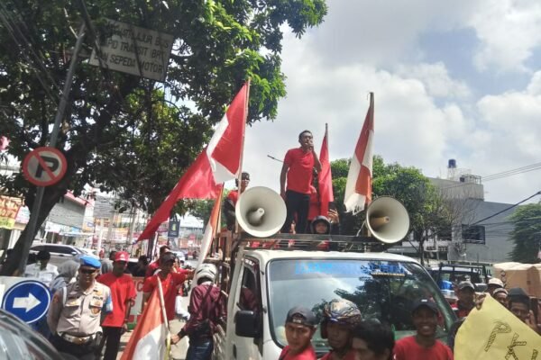 Aksi masa Demo Tuntut pengangkatan Karyawan buruh PTPN TUJUH