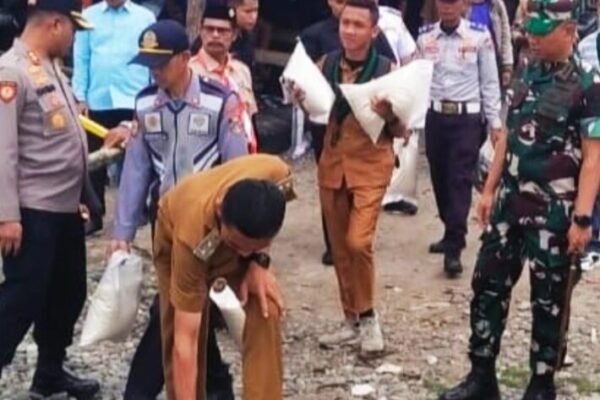 Personel Polres Tanggamus Diterjunkan Gabung Tim Ekspedisi Perbaikan Jembatan Gantung di Pematangsawa