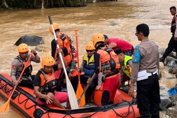Kapolres OKU Selatan Pimpin Pencarian Korban Banjir Bandang di Sindang Danau