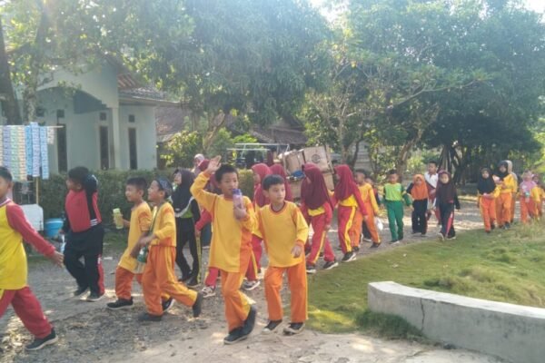 SDN 02 Kasui Pasar Gelar Jalan Sehat Bersama Dewan Guru dan Murid