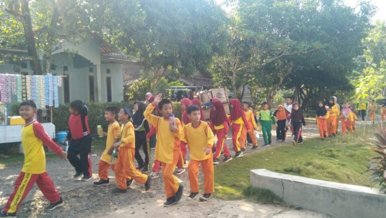SDN 02 Kasui Pasar Gelar Jalan Sehat Bersama Dewan Guru dan Murid