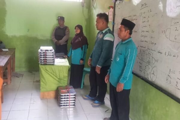 Monitoring Pembagian MBG, Polsek Buay Bahuga Pastikan Kegiatan Berjalan Efiktif dan Bermanfaat
