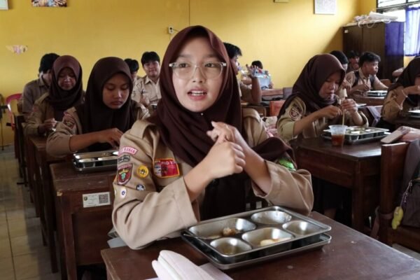 Progam MBG Polres Way Kanan: Siswa Ungkapan Terima Kasih Kepada Polri dan Senang Bisa Hemat Uang Jajan
