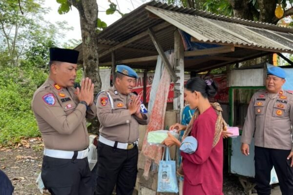 Satlantas Polres Way Kanan Gelar Jumat Berkah di Blambangan Umpu