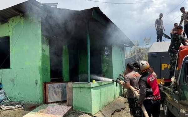 Polri dan TNI Bahu Membahu Padamkan Kebakaran di Kompleks Kodam Lama Jayapura