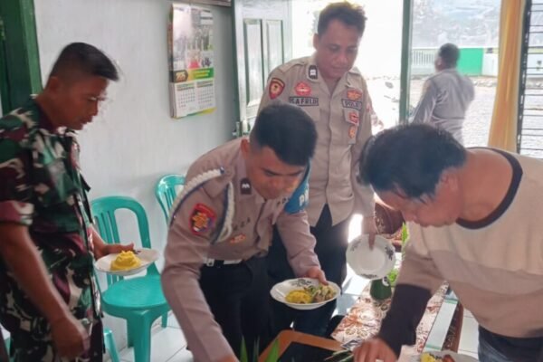 Kapolsek Ucapkan Selamat HUT TNI Ke- 80, Potong Tumpeng di Koramil Way Tuba