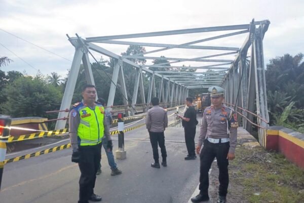 Perbaikan Jembatan Way Giham, Polres Way Kanan Bersama Stakeholder dan Warga Himbau Pengendara Berhati Hati dan Batas Angkutan Mak 28 Ton