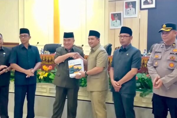 Bupati Tanggamus. H.Moh. Saleh Asnawi Hadiri langsung rapat paripurna di DPRD Tanggamus.