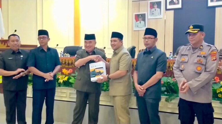 Bupati Tanggamus. H.Moh. Saleh Asnawi  Hadiri langsung rapat paripurna di DPRD Tanggamus.