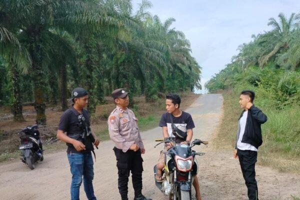Sambangi Warga Lewat Patroli di Sukamaju, Kanitbinmas Polsek Bumi Agung Sosialisasi Layanan 110 Polri
