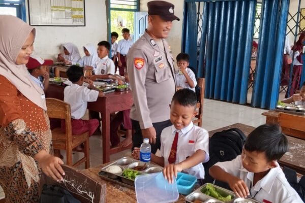 Bhabinkamtibmas Polsek Negara Batin Monitoring MBG Kepada Pelajar di Sekolah