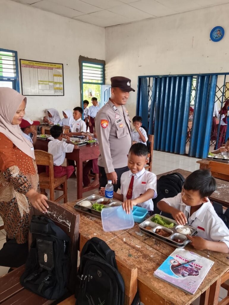 Bhabinkamtibmas Polsek Negara Batin Monitoring MBG Kepada Pelajar di Sekolah