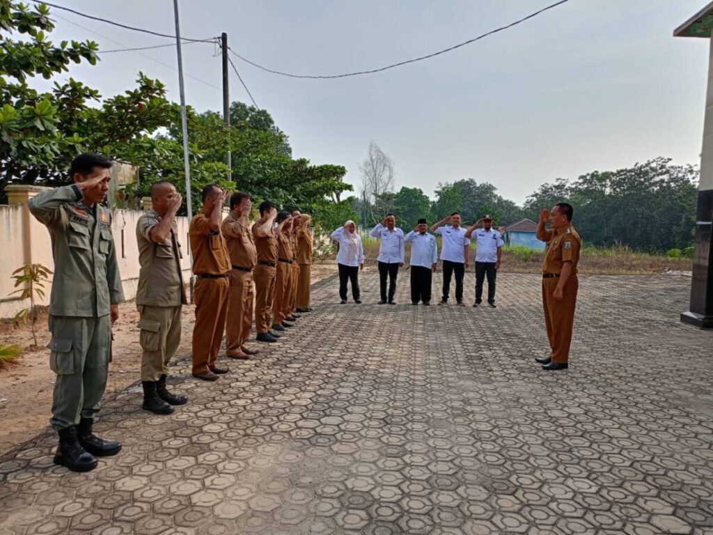 Tingkatkan Disiplin dan Kinerja, Camat Negeri Agung Rutin Gelar Apel Pagi