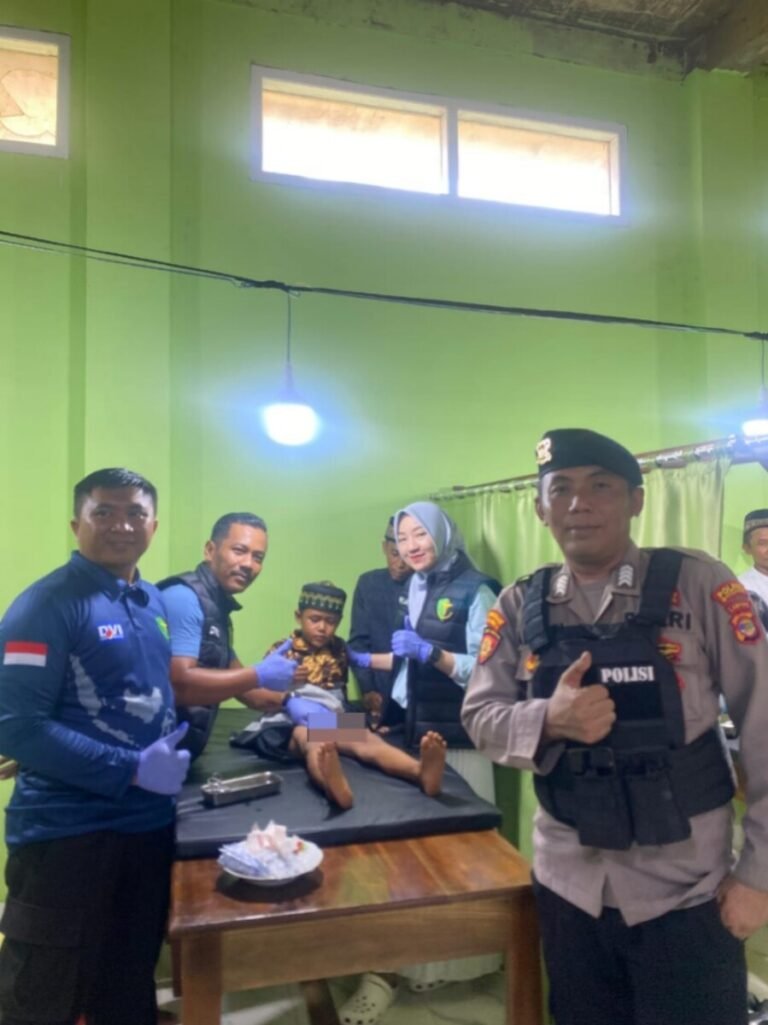 Polres Way Kanan Bakti Sosial Sunatan Massal di Sukosari Baradatu