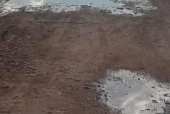 Jalan Kampung Srimenanti Hancur bak kolam ikan, Dimana Kepala Kampung Dan Dana CSR Perusahaan Tebu