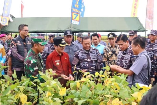 Bupati dan Wakil Bupati Lampung Utara Dampingi KASAL Tinjau Persiapan Panen Ketahanan Pangan TNI AL dan Rencana Kunjungan Presiden RI