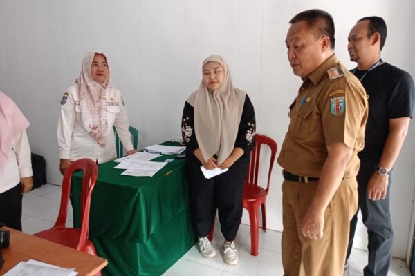 Hepi Haryanto Tinjau Stan Bazar Di SMKN I Negri Agung