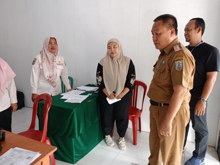 Hepi Haryanto Tinjau Stan Bazar Di SMKN I Negri Agung